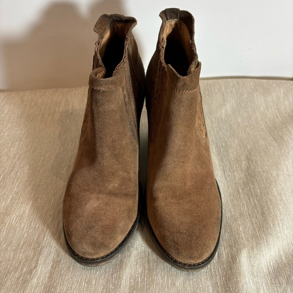 LEVI’S Sz 6.5 Chelsea Western Style Slip On Stacked Heel Suede Almond Toe Boots - Picture 2 of 14